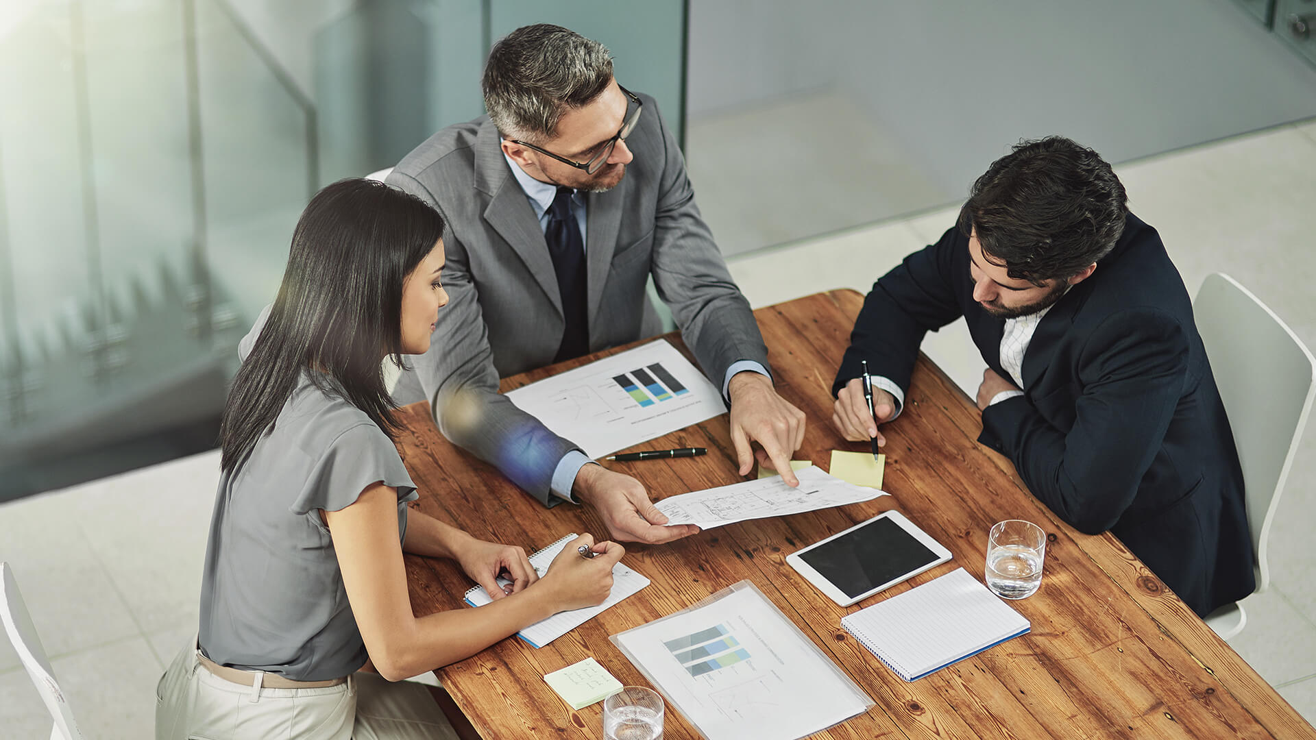 Groupe de professionnels en réunion dans un bureau.
