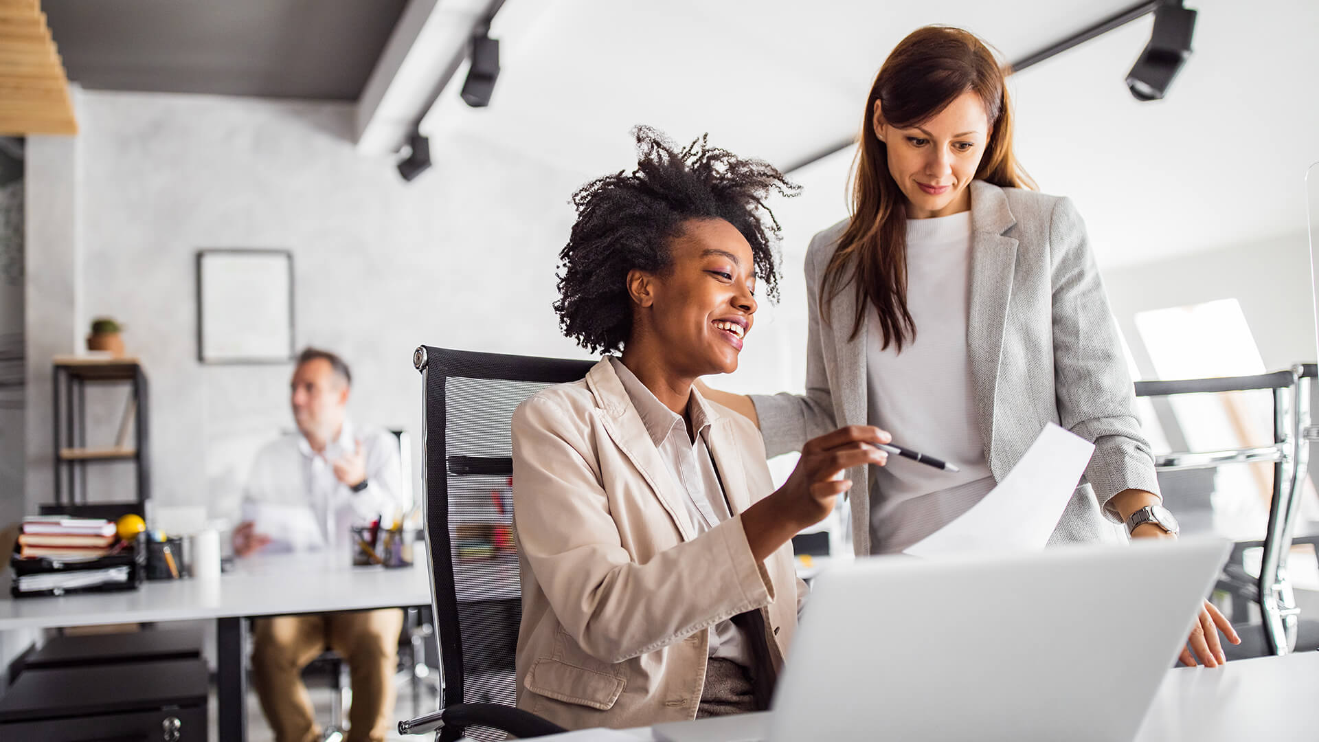 Female professionals reviewing the Q4 Canada labour report looking at labour market and economy trends.