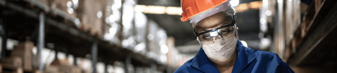Commis d’entrepôt travaillant durant le quart de nuit